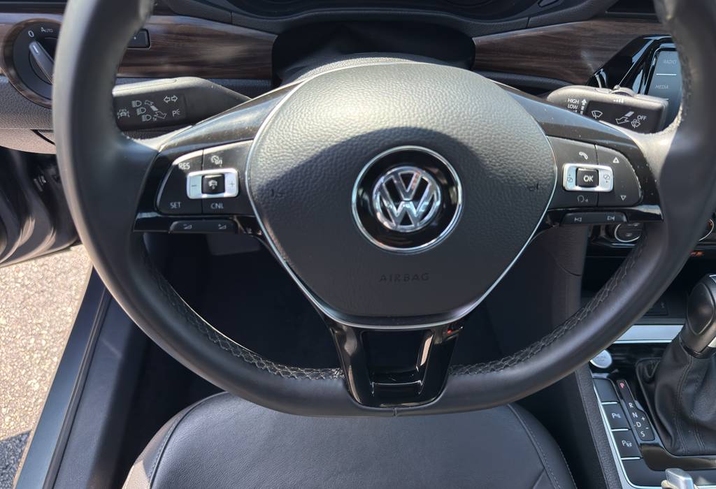 2022 Volkswagen Passat 2.0T Limited Edition
