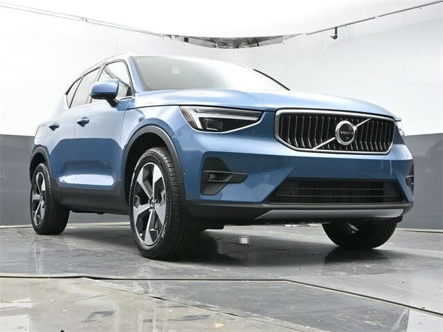 2024 Volvo XC40 B5 Plus Bright Theme AWD